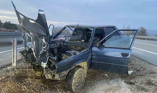 Çorum'da otomobil bariyere çarptı: 2 yaralı