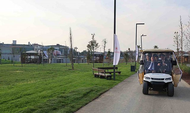 Cumhurbaşkanı Erdoğan, Atatürk Havalimanı Millet Bahçesi'nde esnafı ziyaret etti