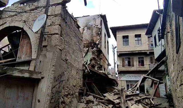 Daha önce yangında zarar gören eski bina yağışlı havada çöktü