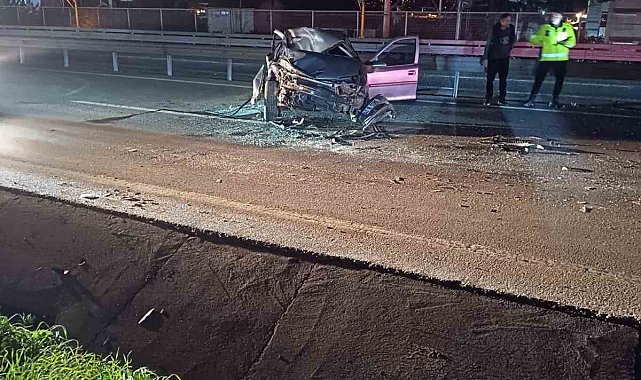 Demir bariyerlere çarpan otomobil parçalandı: Sürücü yaralandı