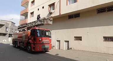 Demir korkulukta sıkışan güvercini itfaiye kurtardı