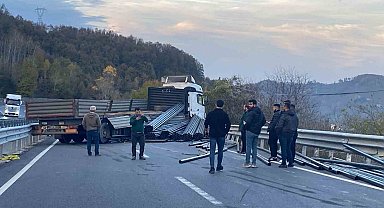 Demir yüklü tır bariyerlere çarptı, yol trafiğe kapandı