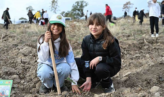 Demirci'de 2 bin fidan toprakla buluştu