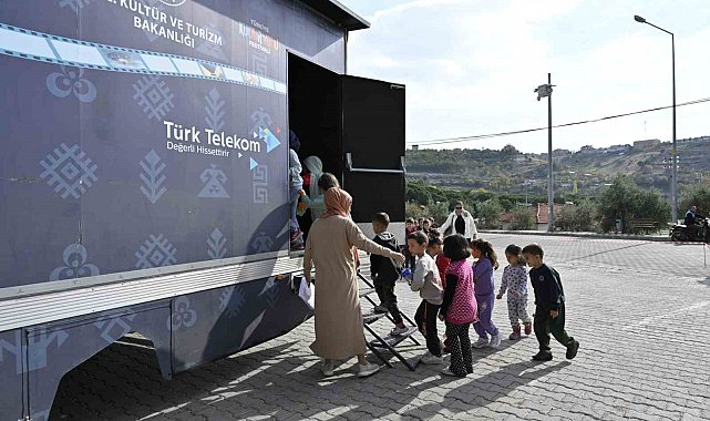 Demirci'de gezen sinema tırı çocuklara unutulmaz anlar yaşattı