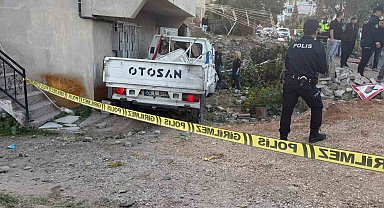 Denizli'de kamyonet evin bahçesine uçtu; 1 ölü 3 yaralı