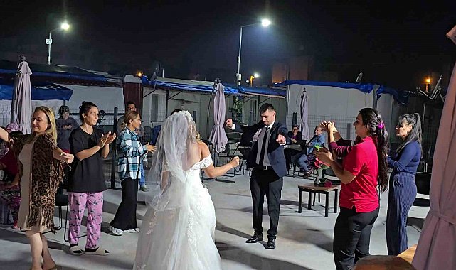 Depremde enkazdan kurtarılan Sezgin, konteyner kentte komşuları tarafından düzenlenen düğünle dünya evine girdi