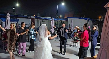 Depremde enkazdan kurtarılan Sezgin, konteyner kentte komşuları tarafından düzenlenen düğünle dünya evine girdi