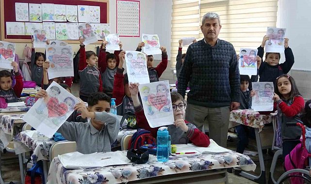 Depremin yaralarını öğrencileriyle sardı