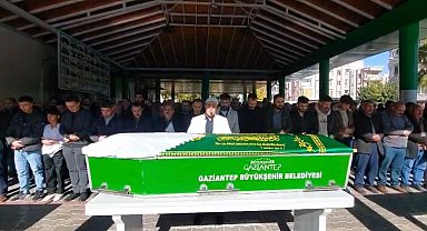 Devrilen otomobilde hayatını kaybeden kadın, memleketinde defnedildi