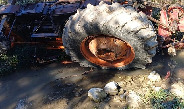 Devrilen traktörün altında kalan sürücü hayatını kaybetti