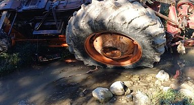 Devrilen traktörün altında kalan sürücü hayatını kaybetti