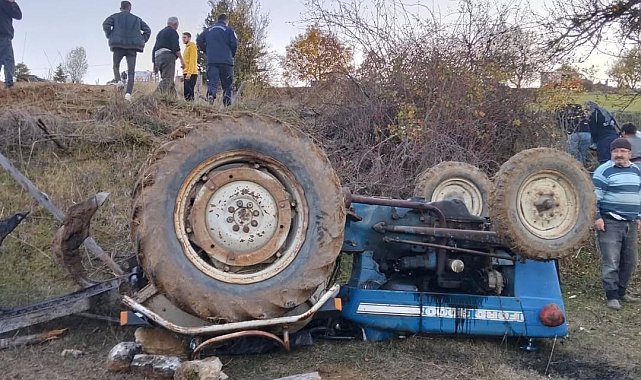 Devrilen traktörün altında kalan sürücü yaralandı