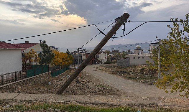 Dicle'de vatandaşlardan eğri direğin değiştirilmesi talebi