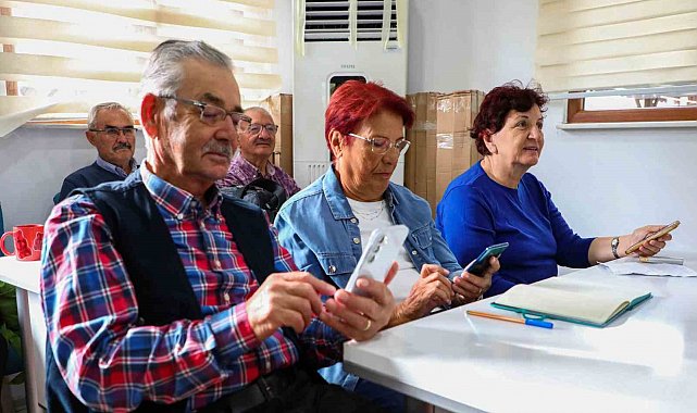 Dijital çağın kapıları yaş almış bireylere açılıyor: 60 yaş üzeri bireylere akıllı telefon kullanımı dersi