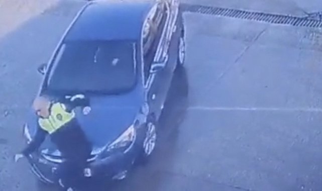 Dikkatsiz sürücünün polise çarpma anı kamerada