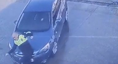 Dikkatsiz sürücünün polise çarpma anı kamerada