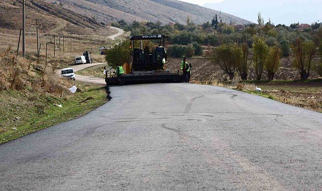 Dinar'ın köylerinde sıcak asfalt çalışmaları başladı
