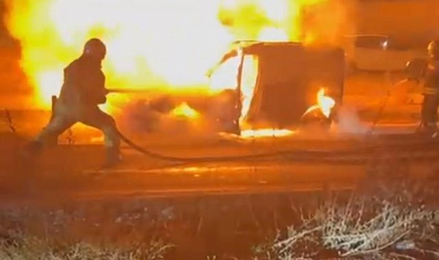 Diyarbakır'da hafif ticari araç alev topuna döndü