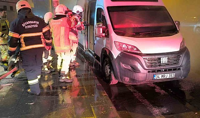 Diyarbakır'da itfaiye ekiplerinin karavan yangınına müdahalesi kask kamerasında