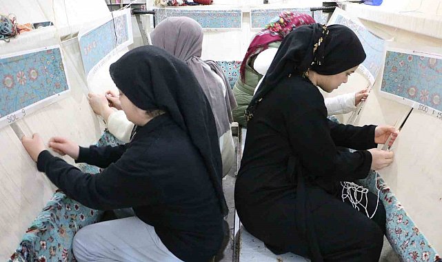 Diyarbakır'da kadınlar ürettikleri el emeği dokuma halıları Avrupa'ya satıyor