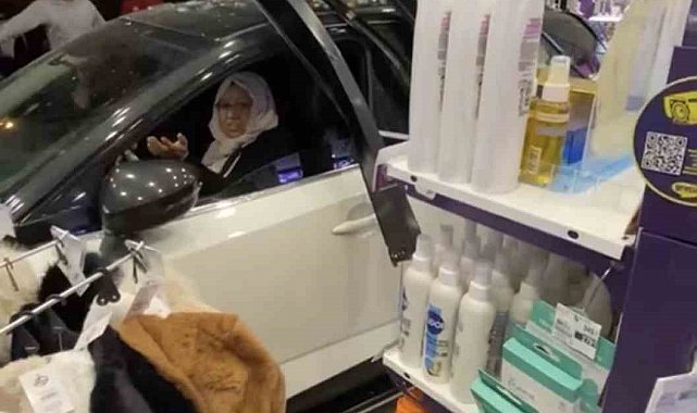 Diyarbakır'da kontrolden çıkan otomobil kozmetik mağazasına daldı