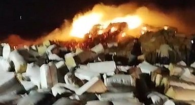Diyarbakır'da preslenmiş 102 ton saman yandı