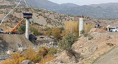 Diyarbakır'ın Kulp ilçesinde köprü inşaatında meydana gelen çökme sırasında yaralanan 4 kişi hastaneye sevk edilirken, 2 kişiyi enkaz altından çıkarma çalışmaları devam ediyor.
