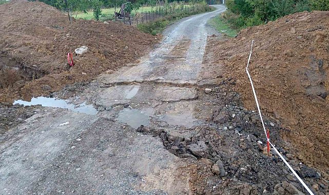 Doğalgaz çalışması sonucu bozulan yollar tehlike oluşturuyor