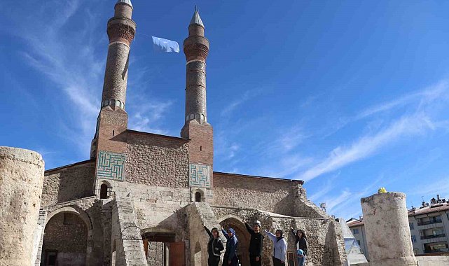 Doğu Türkistan'daki zulme dikkat çekmek istediler, 8 asırlık medreseye Doğu Türkistan bayrağı astılar