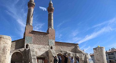 Doğu Türkistan'daki zulme dikkat çekmek istediler, 8 asırlık medreseye Doğu Türkistan bayrağı astılar