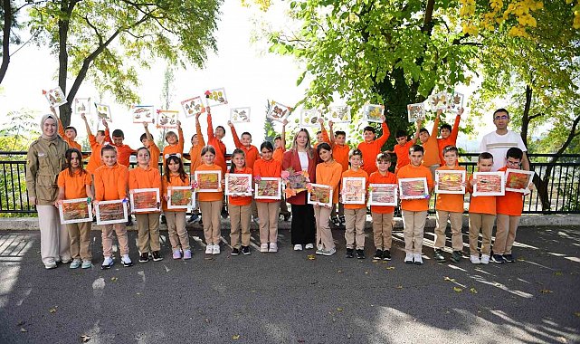 Dökülen yapraklar, sanata dönüştü