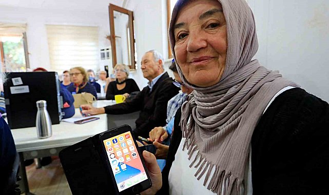 Dolandırıcıların hedef kitlesi 60 yaş üzerine akıllı telefon kullanımı eğitimi