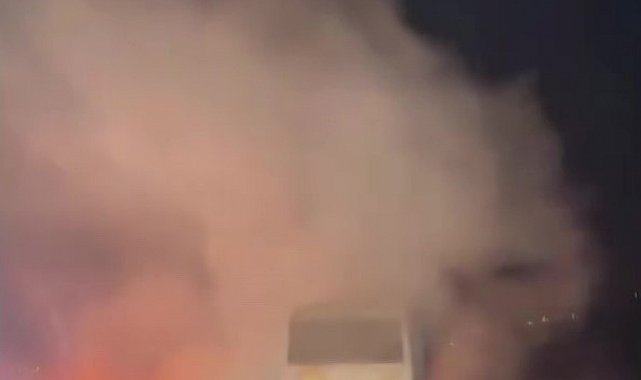 Dumanların yükseldiği yolcu midibüsündeki yangını muhtar ve vatandaşlar önledi