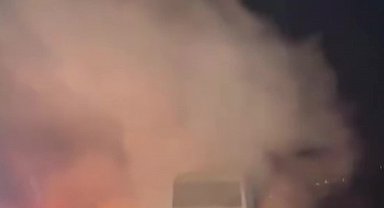 Dumanların yükseldiği yolcu midibüsündeki yangını muhtar ve vatandaşlar önledi