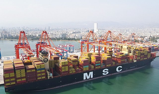 Dünyanın en büyük konteyner gemisi Mersin Limanı'na geldi