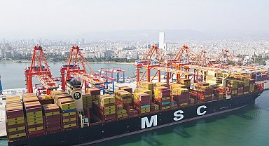 Dünyanın en büyük konteyner gemisi Mersin Limanı'na geldi