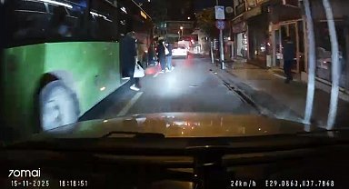 Durak yerine orta şeritte yolcu indirip alan halk otobüsü pes dedirtti