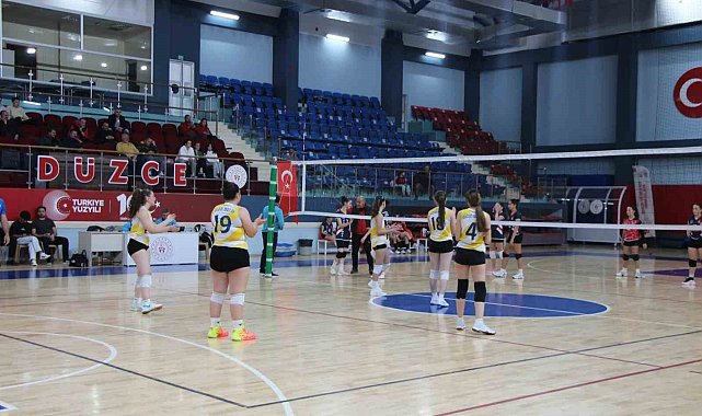 Düzce küçük kızlar voleybol müsabakaları başladı
