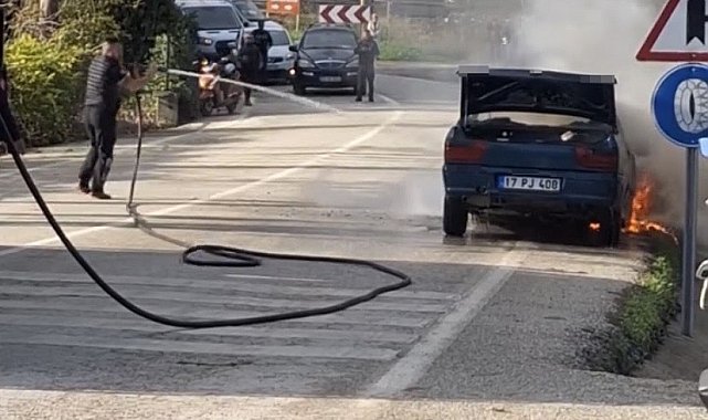 Eceabat'ta seyir halindeki otomobil yanarak kullanılamaz hale geldi