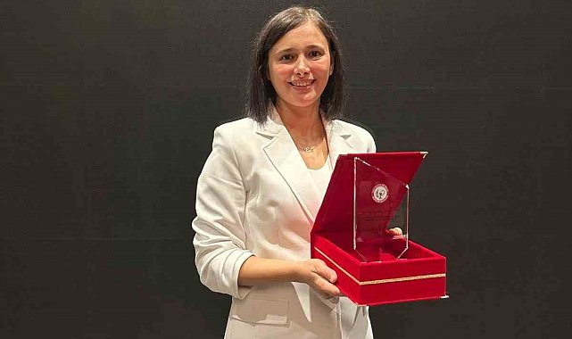 Eczacılık Fakültesi Öğretim Üyesi Doç. Dr. Çevik'e "TEB Eczacılık Akademisi Teşvik Ödülü"