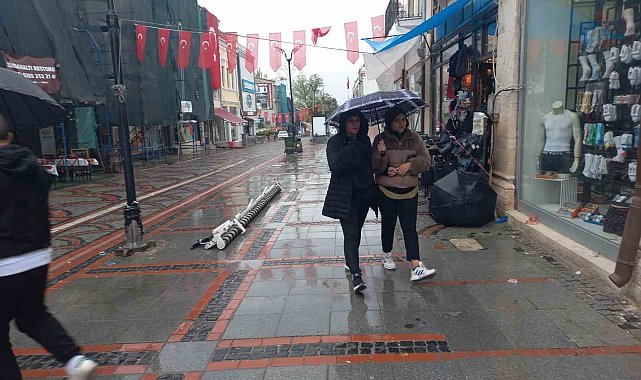 Edirne'de beklenen yağmur başladı
