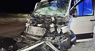 Edirne'de tıra çarpan panelvan hurdaya döndü