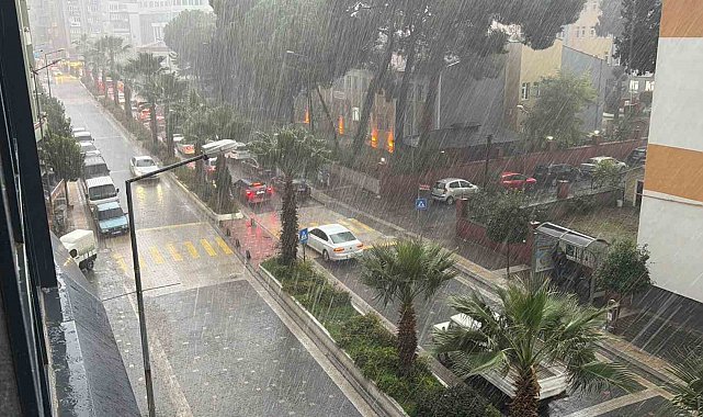 Edremit'te kuvvetli sağanak yağış etkili oluyor