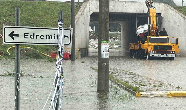 Edremit'te sağanak yağış hayatı felç etti