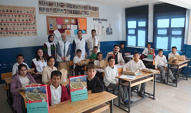 Eğil Belediyesi, çocuklara diş ve sağlıkla ilgili hediyeler dağıttı