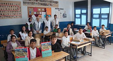 Eğil Belediyesi, çocuklara diş ve sağlıkla ilgili hediyeler dağıttı