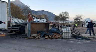 Eğirdir'de iki tırın çarpıştığı kazada sürücülerden biri yaralandı