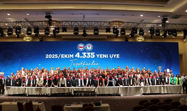 Eğitim-Bir-Sen Adana heyeti Antalya'dan ödülle döndü