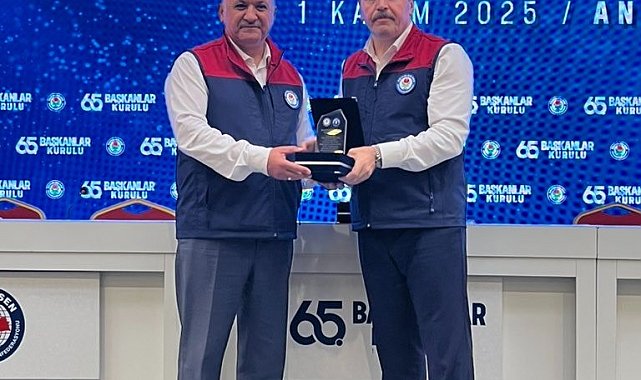 Eğitim Bir Sen Antalya Şubesi'ne plaket