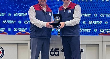 Eğitim Bir Sen Antalya Şubesi'ne plaket